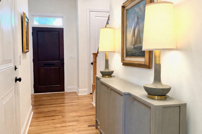 Foto del edificio - LUXURY TOWNHOME IN FOREST ACRES