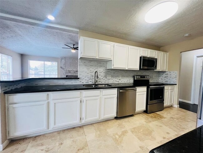 Building Photo - 402 Forest Hills Dr