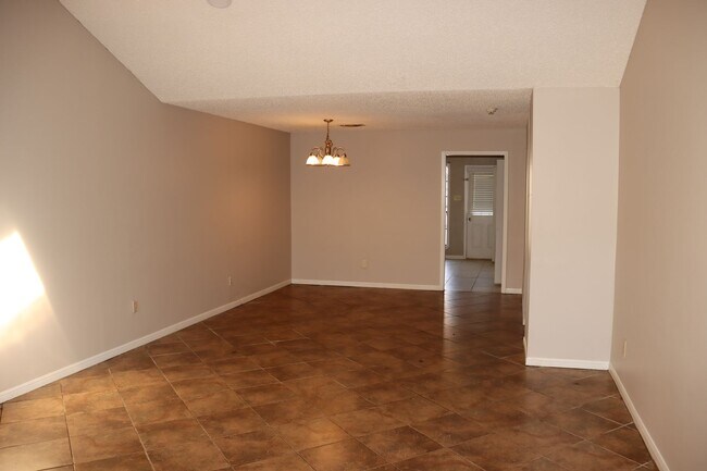 Building Photo - Townhome with covered parking