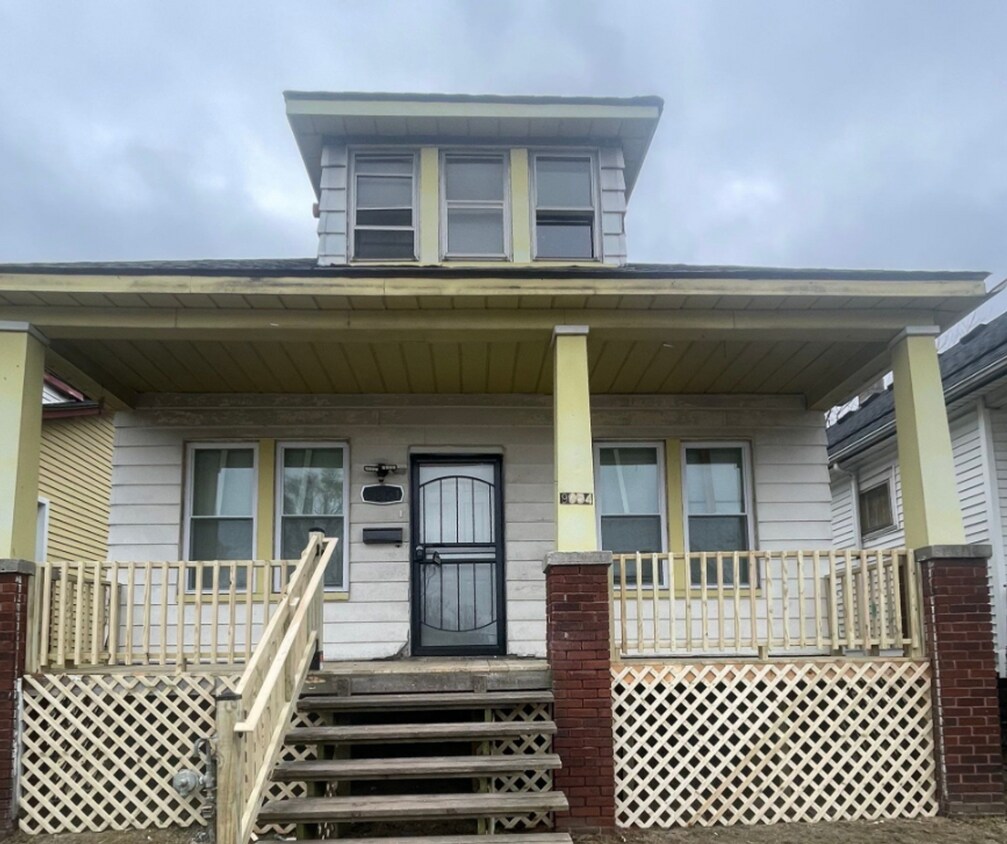 Foto principal - Renovated 3-Bedroom Home – Section 8 Welcome!