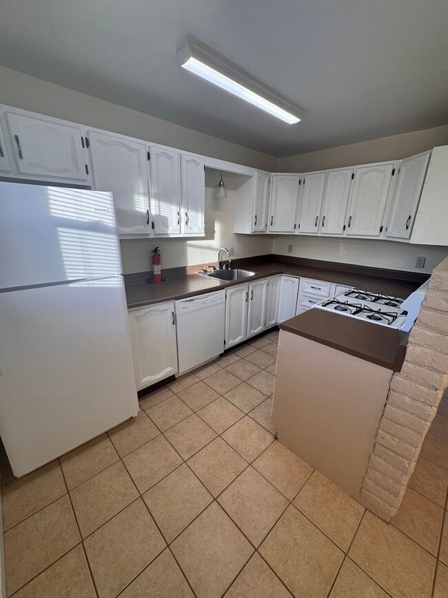 Building Photo - 3504 Oakview Dr