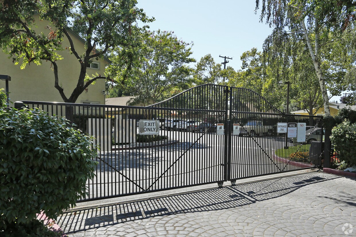 Building Photo - 1016 Summerplace Dr
