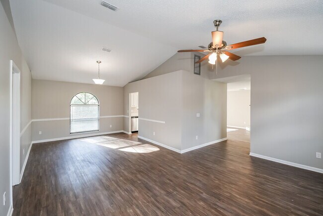 Building Photo - 1464 Rose Hill Dr W