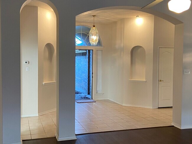 Building Photo - 907 Clarence Bohl
