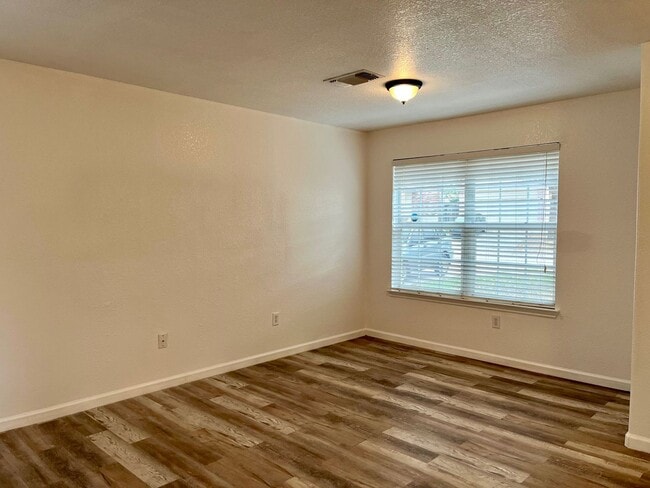 Foto del edificio - Large 4 bedroom/2.5 bath conveniently located to Lackland AFB! Move-in Ready!