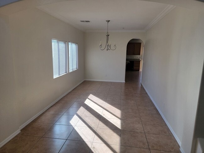 Foto del edificio - Spacious 5 bed 2.5 bath 2 story home with ...