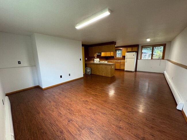 Building Photo - 3 Bedroom 1 -1/2 Bath Lower Apartment with...