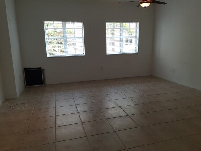 Building Photo - Annual unfurnished 2/2 luxury condo downto...