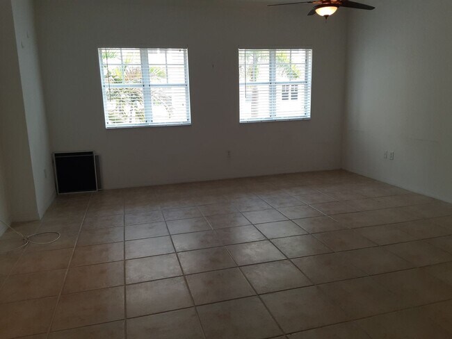Foto del edificio - Annual unfurnished 2/2 luxury condo downto...