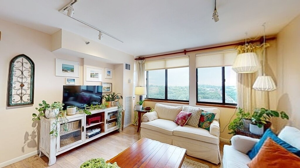 Foto principal - 1731 Beacon St