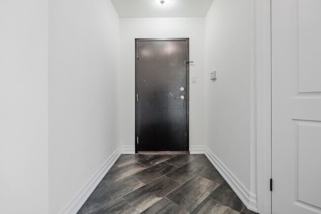 Building Photo - 10 Queens Quay W