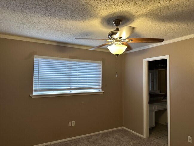 Foto del edificio - Bryan - 3 Bedroom - 2 Bath - 2 vehicle car...