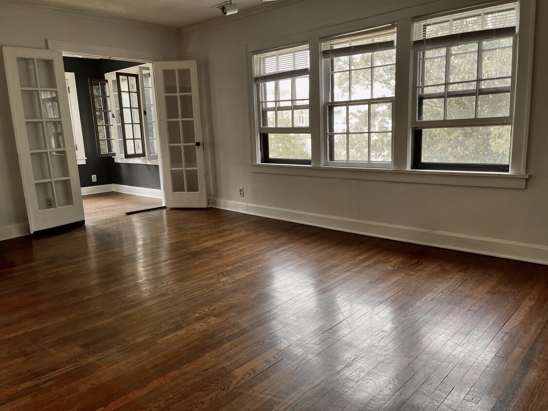 Primary Photo - 5035 Walnut St