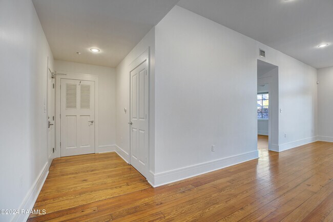 Building Photo - 1121 Camellia Blvd