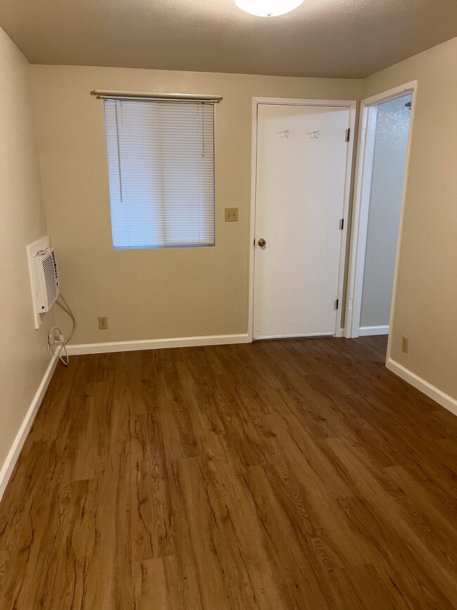 Living room. - 2667 Lakeshore Blvd