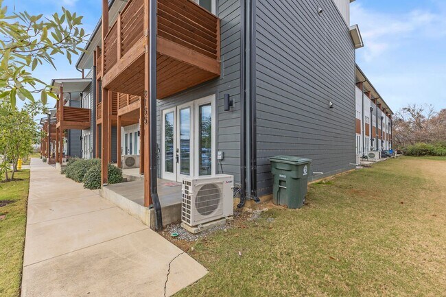 Foto del edificio - South Broad St Townhome, Walk to the Riverwalk!