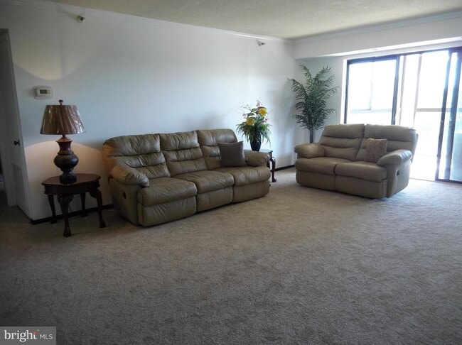 Building Photo - 15101 Interlachen Dr