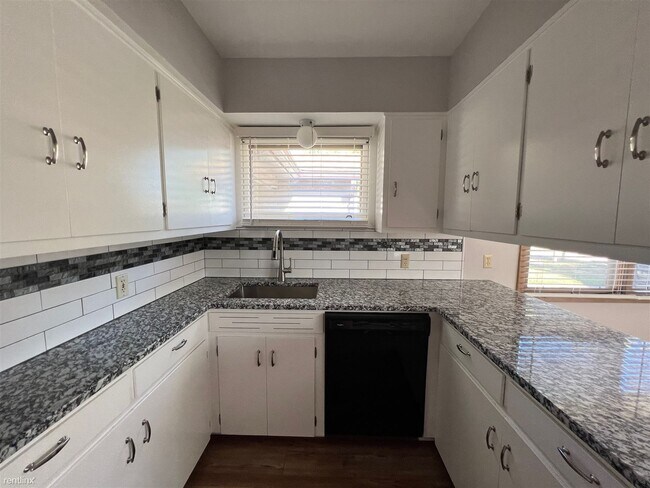 Building Photo - 3 br, 1.5 bath House - 3550 W Del Sienno S...