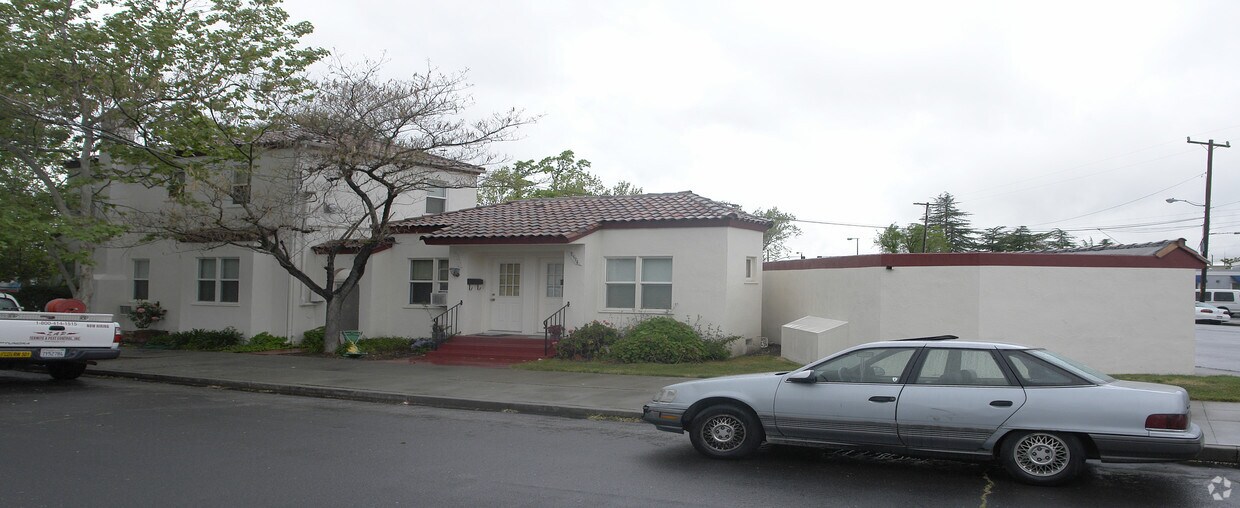 Primary Photo - 454 S Livermore Ave