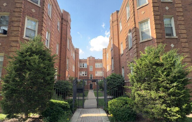 Foto del edificio - Belmont Cragin 2 Bed/1 Bath ~ Heat Included ~ Income Guidelines Apply