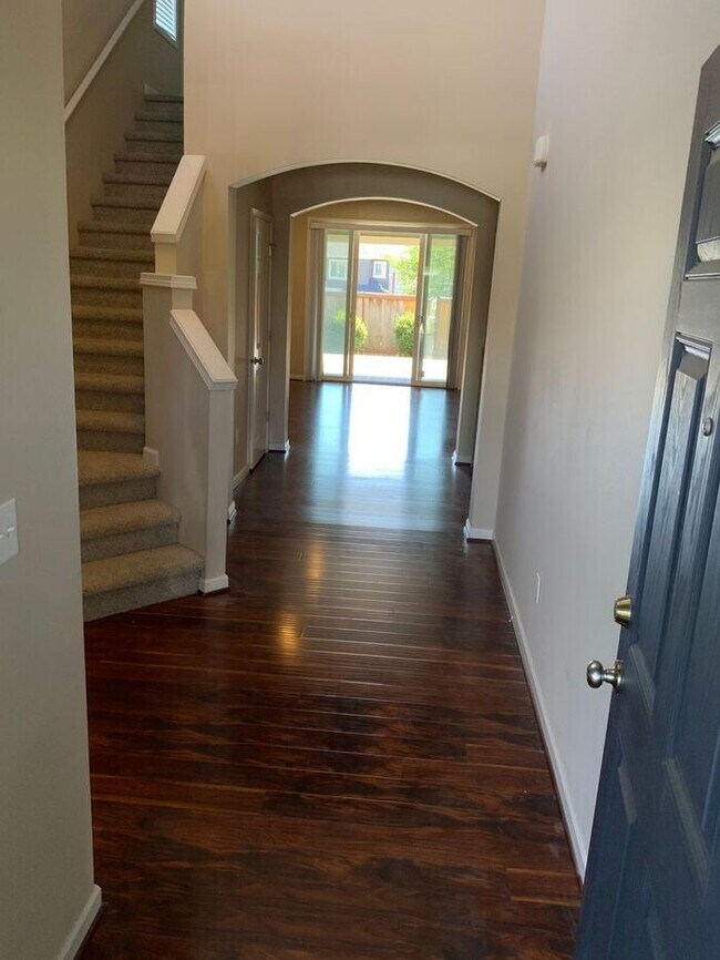 Foto del edificio - AVAILABLE NOW!! Puyallup 4bdr 2.5bath home...