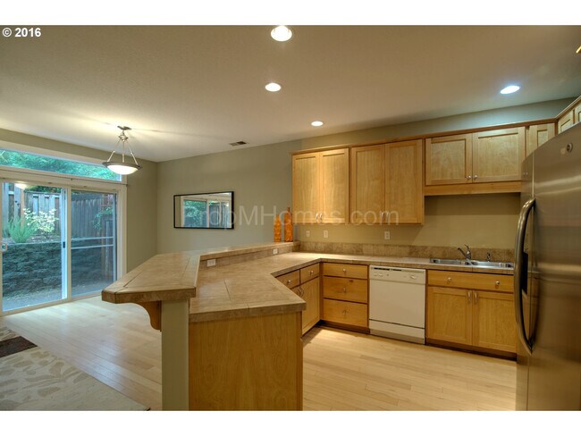 Building Photo - 9325 SW Jasper Dr