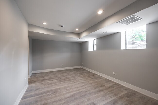 Foto del edificio - 3144 W Fullerton Ave