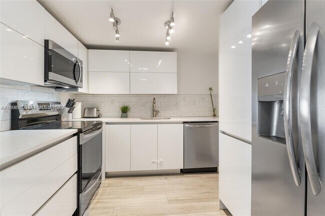 Foto del edificio - 200 178th Dr