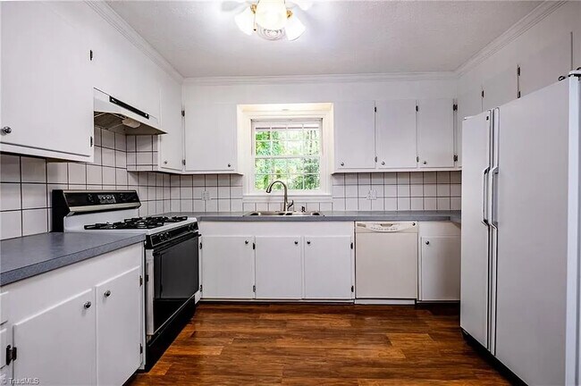 Foto del edificio - Room in Single Family Home on Kinnamon Rd