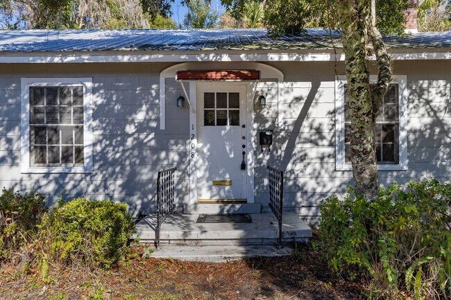 Building Photo - Location location location! This 2 bedroom 1 bath home is convenient to everything!