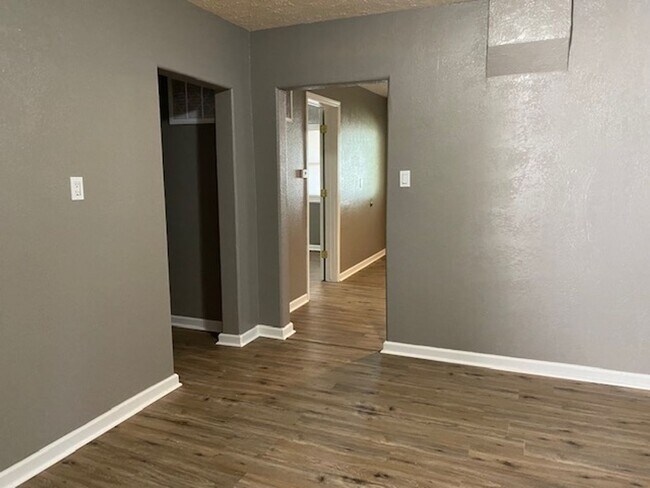 Foto del edificio - COMING SOON! Charming 2 Bedroom Home