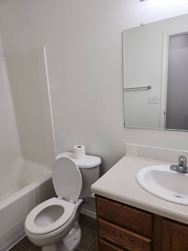 Foto del edificio - 215-217 K Street -Duplex