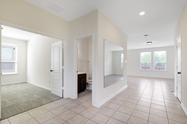 Foto del edificio - Elegant Two-Story Home with Spacious Loft and Private Green Belt Views