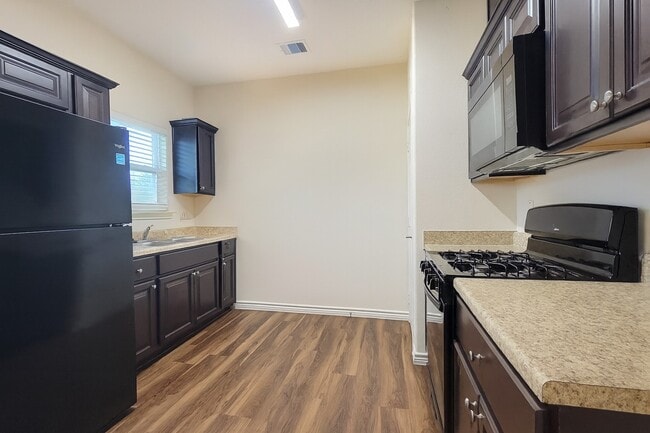 Foto del edificio - 649 W 18th St