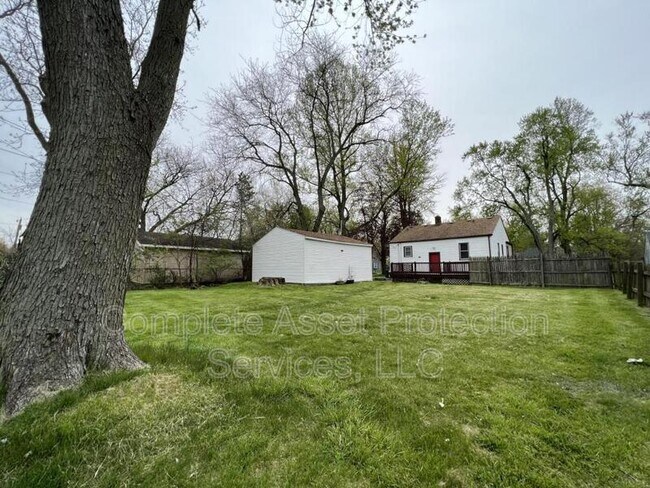 Building Photo - 824 W 62nd Ave