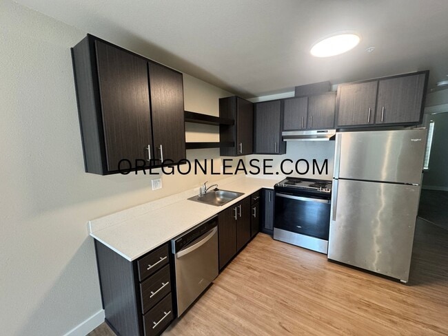 Building Photo - Newer 2-Bedroom Apartment