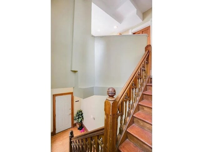 Building Photo - 2556 Dupont Ave S