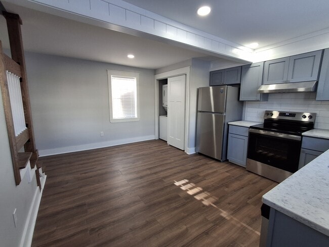 Building Photo - 27 Oak St