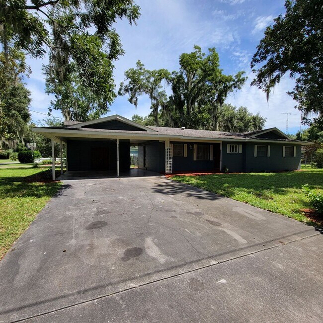 Building Photo - 3 bed, 2 bath 2 car carport