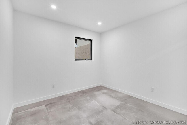 Building Photo - 2460-2466 SW 58th Manor
