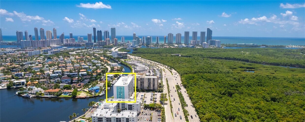 Foto principal - 2841 NE 163rd St