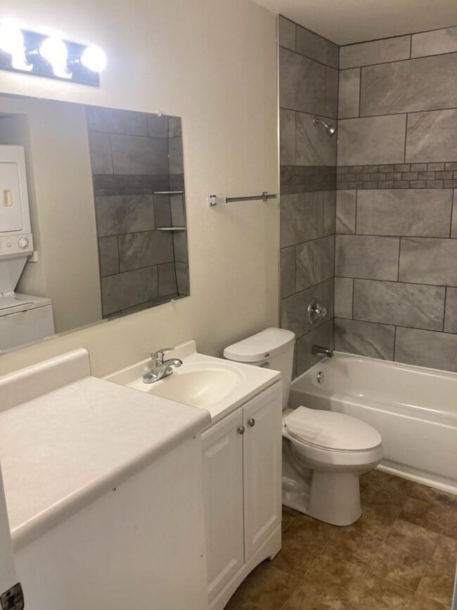 Building Photo - Cute, 3 bedroom apartment for rent in Spicer, MN