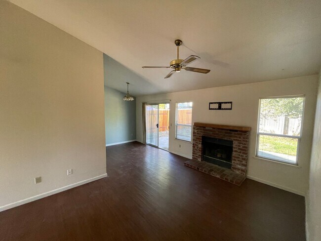 Foto del edificio - 604 Hovey Way