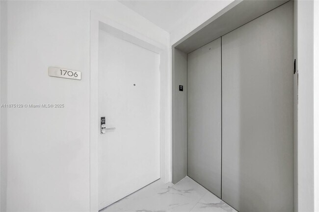 Foto del edificio - 700 NE 24th St