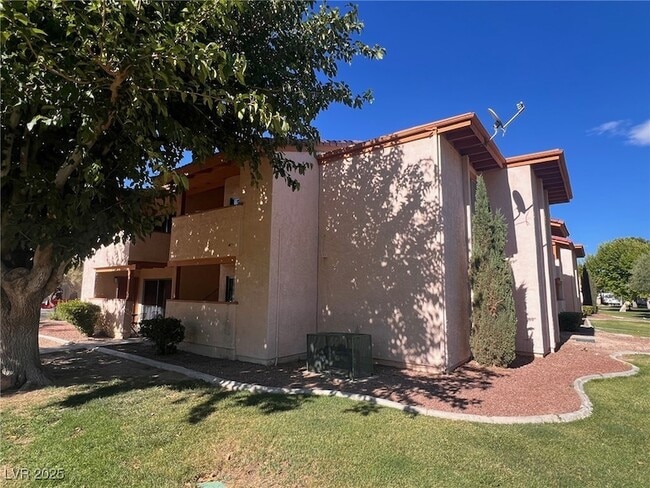 Building Photo - 1515 E Reno Ave