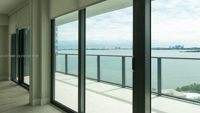Foto del edificio - 650 NE 32nd St