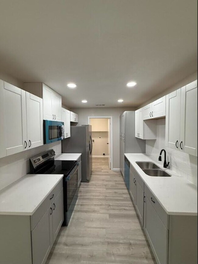 Building Photo - AVAILABLE NOW - (SECTION 8 ACCEPTED)