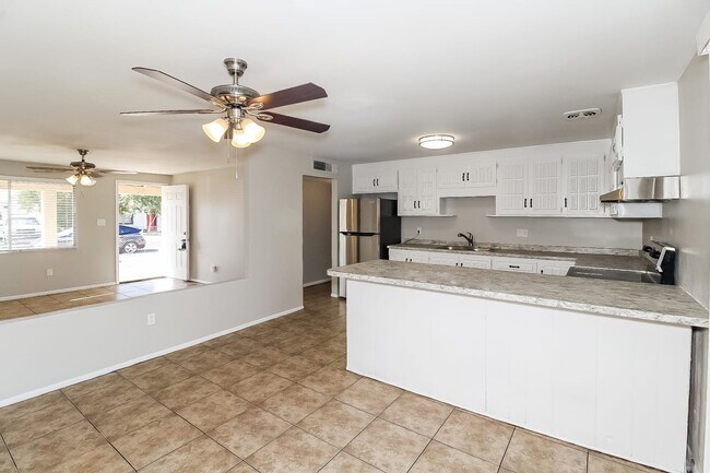 Building Photo - 7416 W Palm Ln