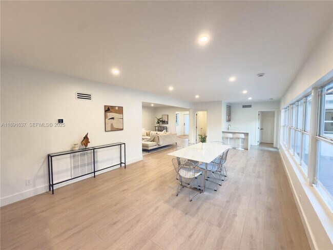 Foto del edificio - 1300 NE 102nd St