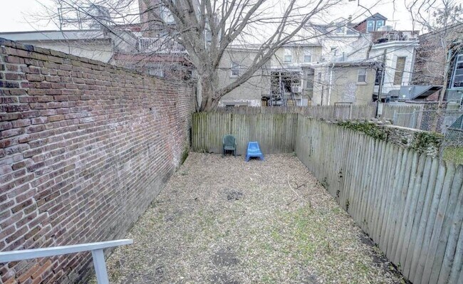 HUGE backyard! - 4346 Cresson St